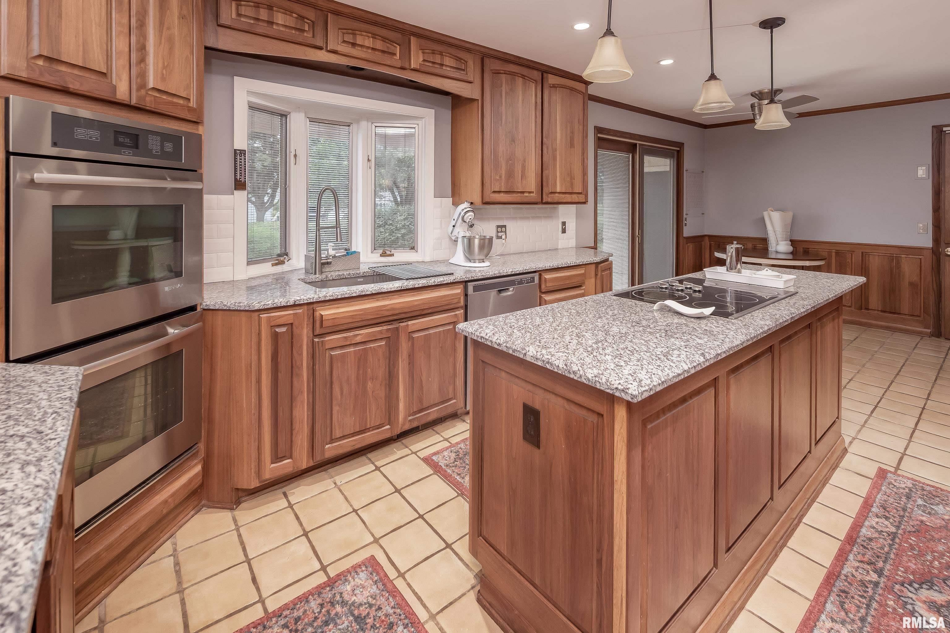 2030 Winding Hill Road Davenport, IA 52807 - Photo 5 of 41