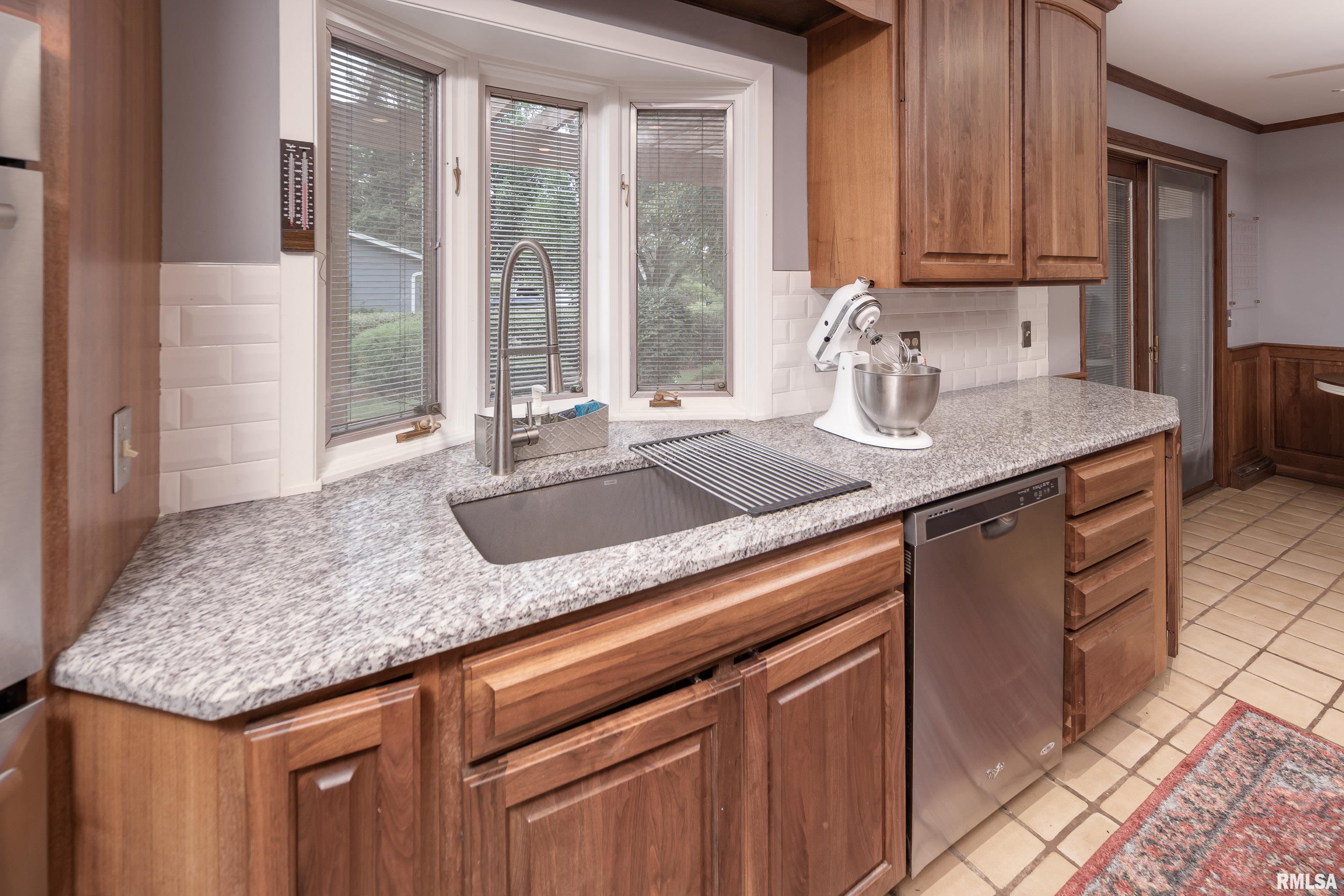 2030 Winding Hill Road Davenport, IA 52807 - Photo 6 of 41