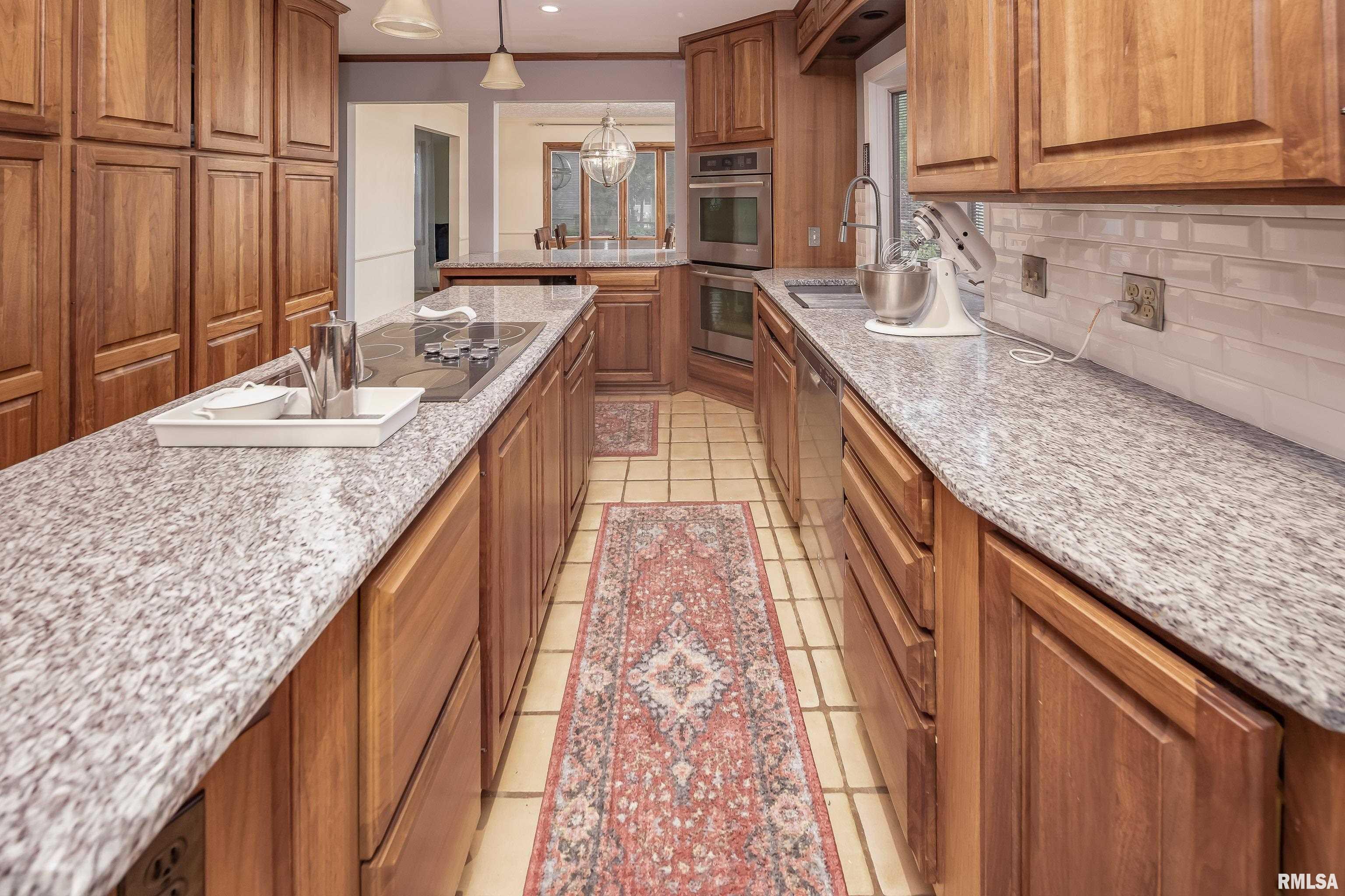 2030 Winding Hill Road Davenport, IA 52807 - Photo 7 of 41