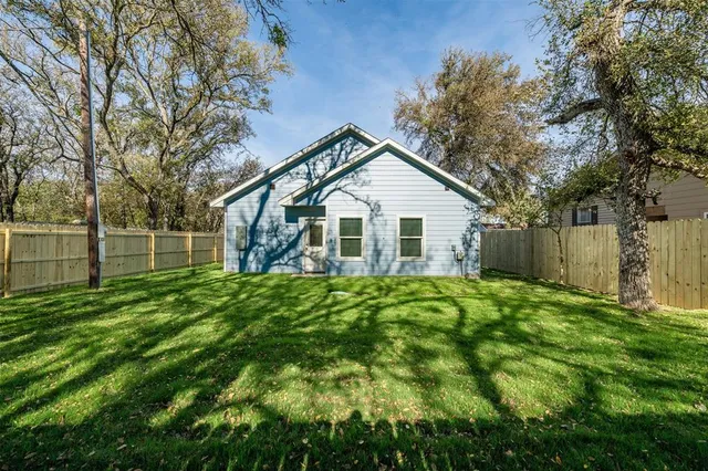a view of a house with backyard and garden