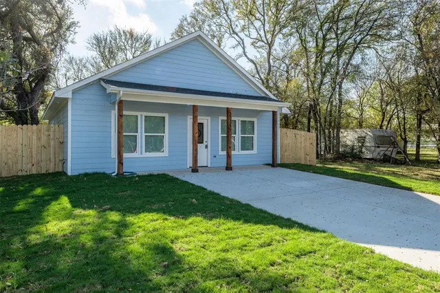 a view of a house with yard and tree s