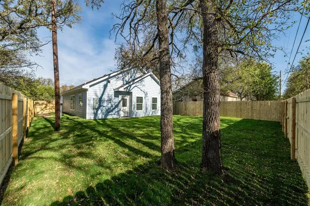 a view of a yard in front of house