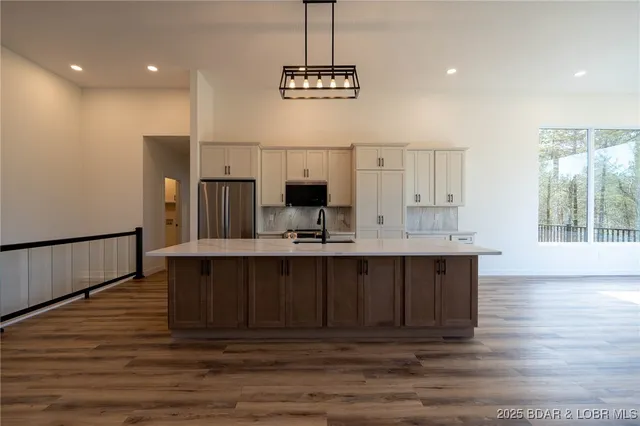 $1,325,000 | 106 West Cross Fox Trail, Camdenton, MO 65020