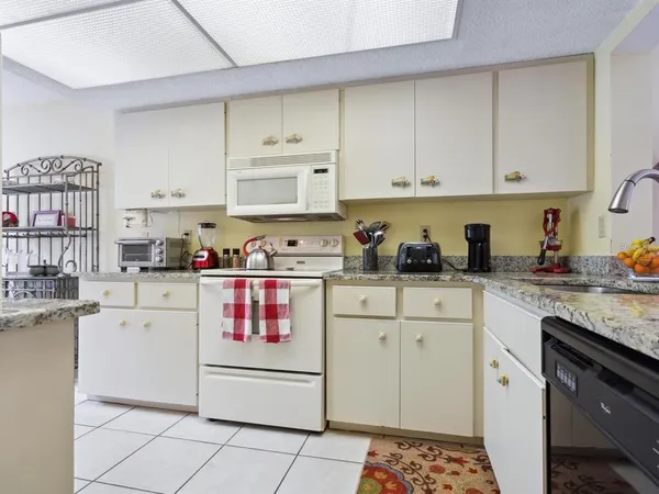 $3,400 | 4415 Longmeadow, Unit 44, Sarasota, FL 34235