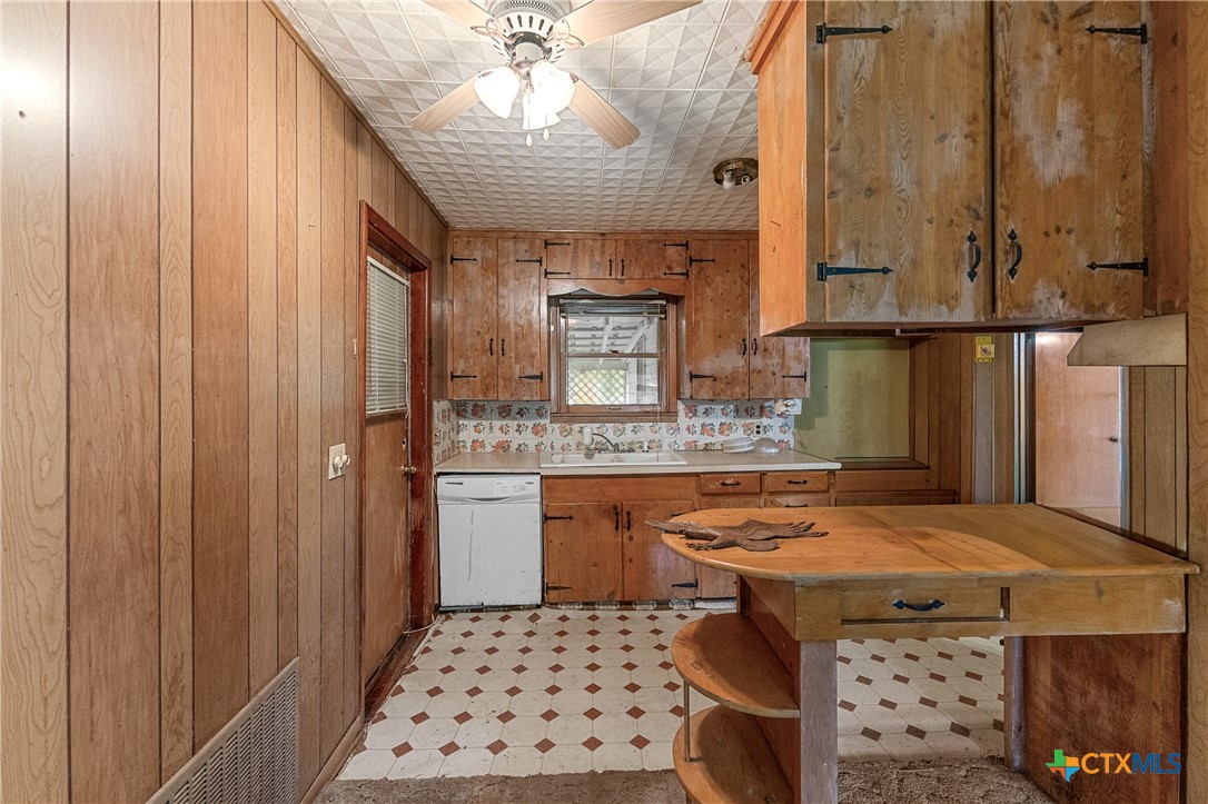 401 Kerr Street Edna, TX 77957 - Photo 9 of 23