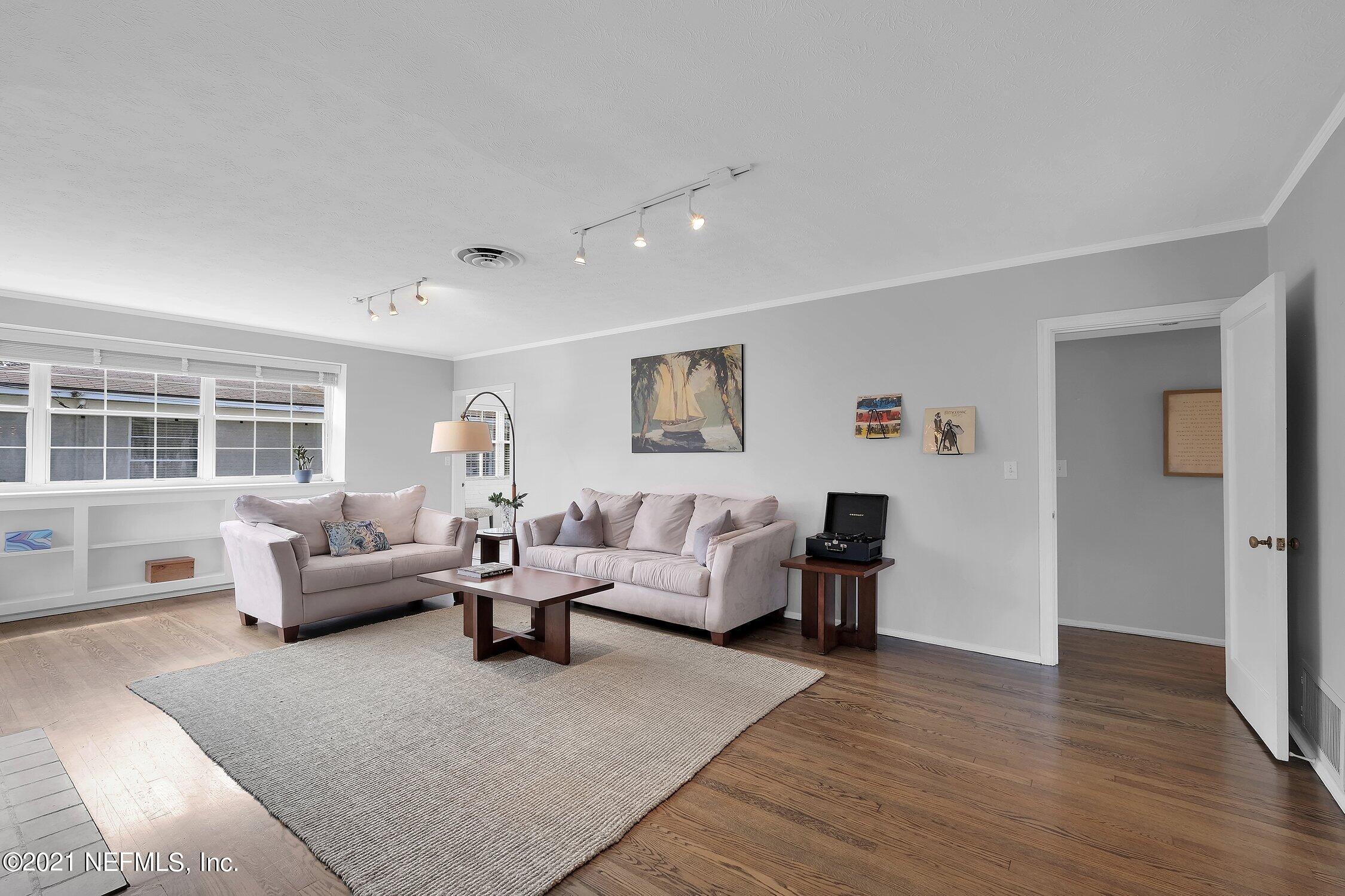 1614 Dunsford Road Jacksonville, FL 32207 - Photo 3 of 24 a living room with furniture or couch and a window