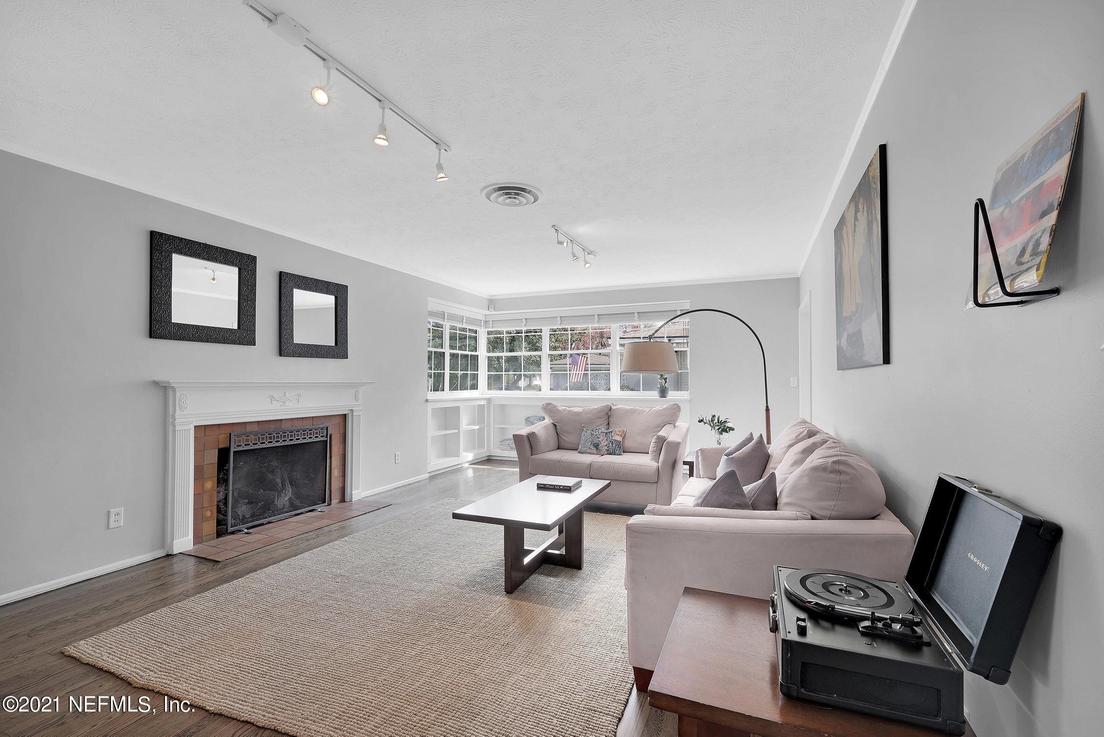 1614 Dunsford Road Jacksonville, FL 32207 - Photo 4 of 24 a living room with furniture and a fireplace