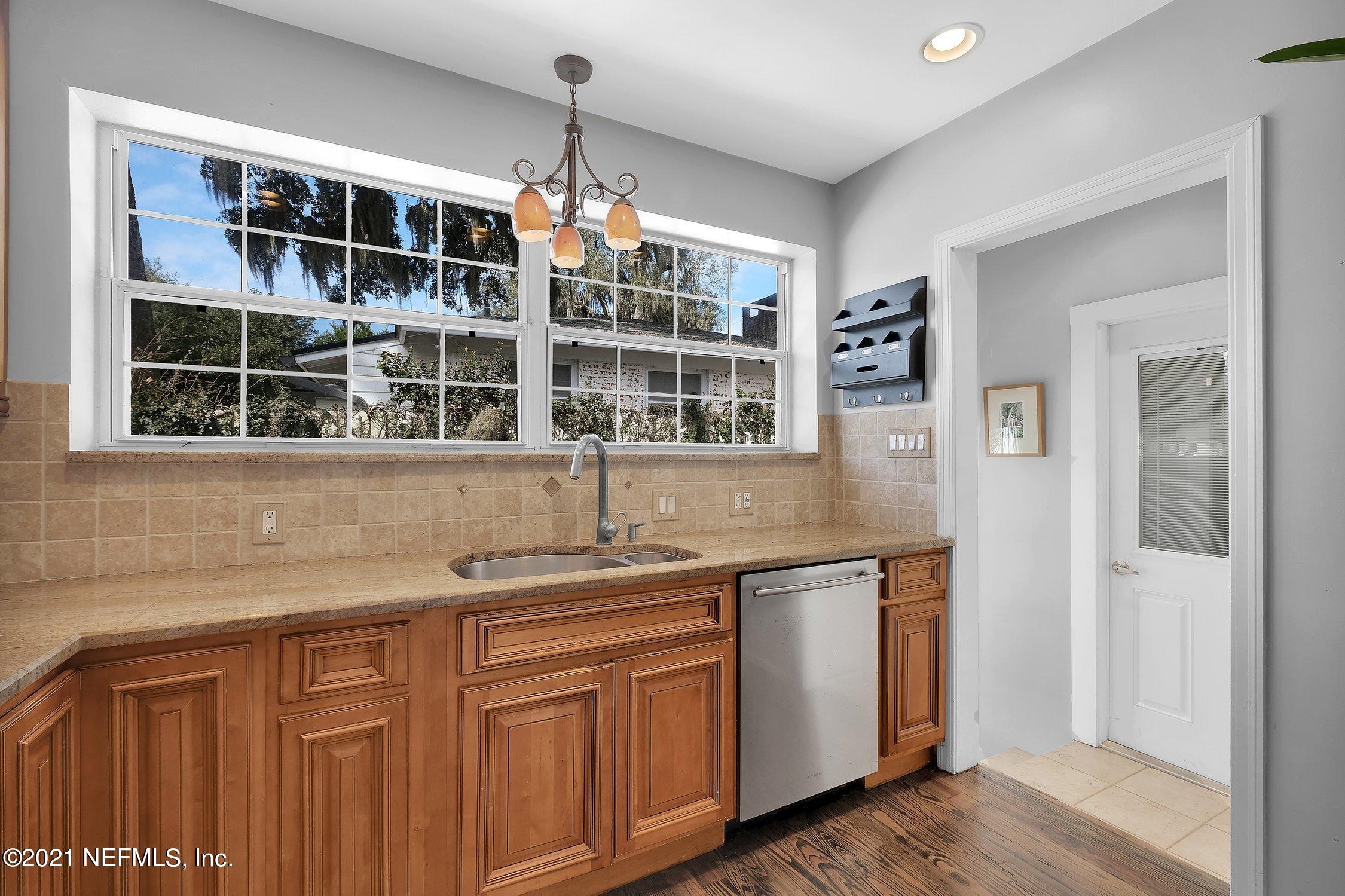 1614 Dunsford Road Jacksonville, FL 32207 - Photo 10 of 24 a kitchen with a sink and cabinets