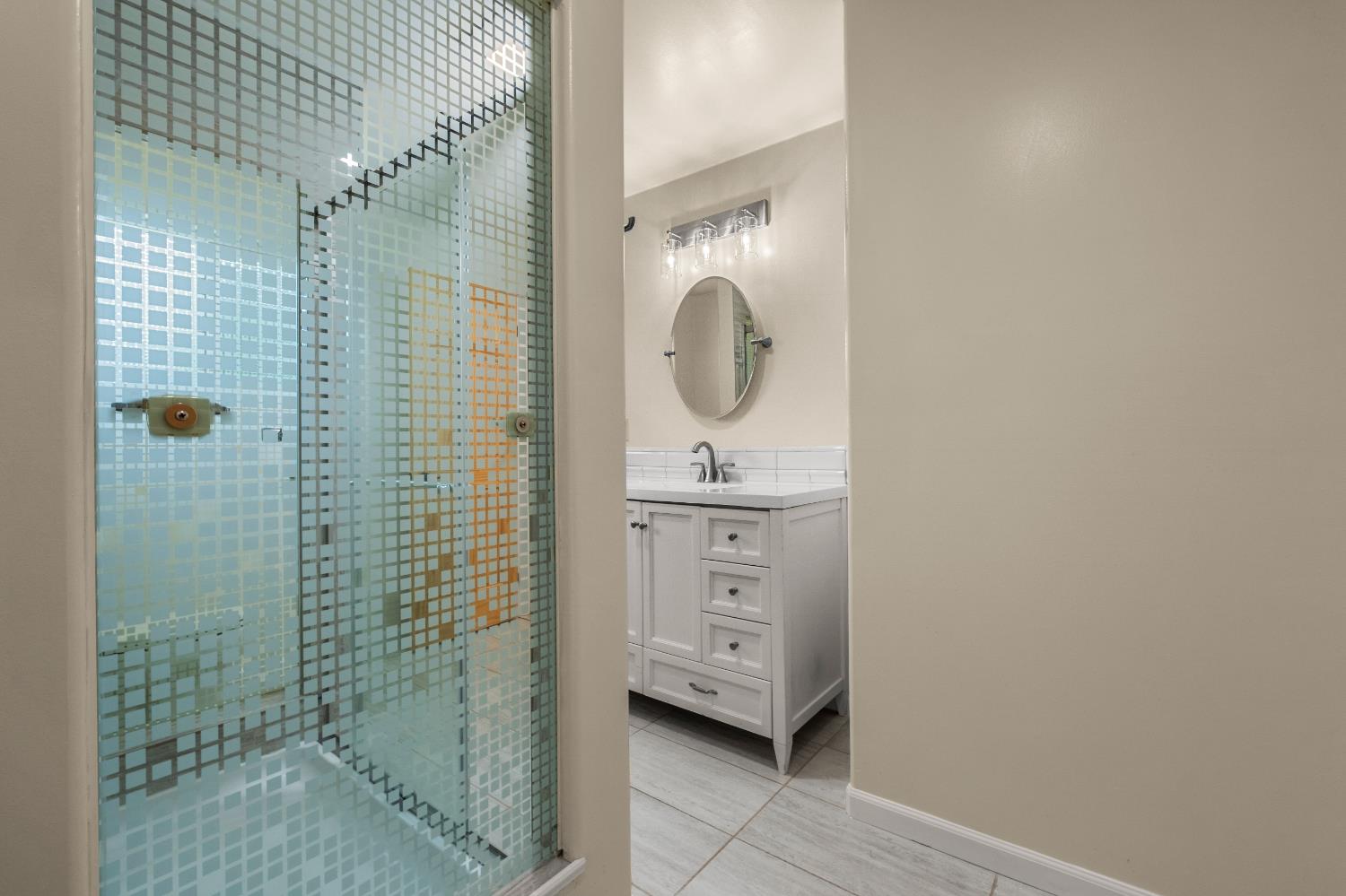 4612 South Point Road Diamond Springs, CA 95619 - Photo 36 of 68 Jack & Jill Bathroom