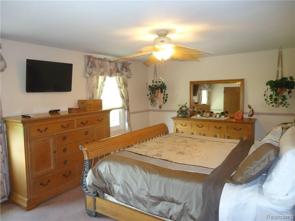 25124 Farmington Road Farmington, MI 48336 - Photo 42 of 50 master bedroom 1.JPG