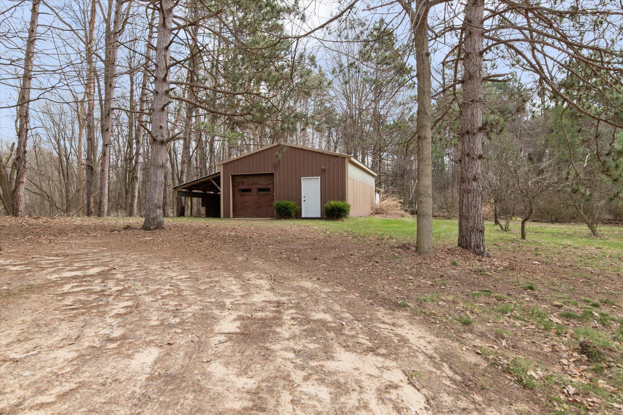 323 13th Street Plainwell, MI 49080 - Photo 41 of 47 Oh a Barn?!?