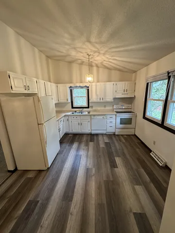 $1,995 | 571 County Rd B East, Maplewood, MN 55117