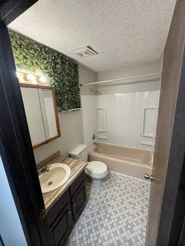 $1,995 | 571 County Rd B East, Maplewood, MN 55117