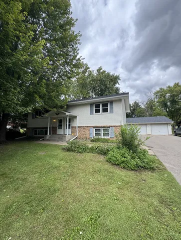 $1,995 | 571 County Rd B East, Maplewood, MN 55117