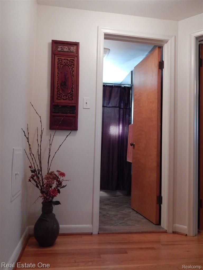 9833 Middlebelt Road Livonia, MI 48150 - Photo 14 of 31 2nd Floor Landing