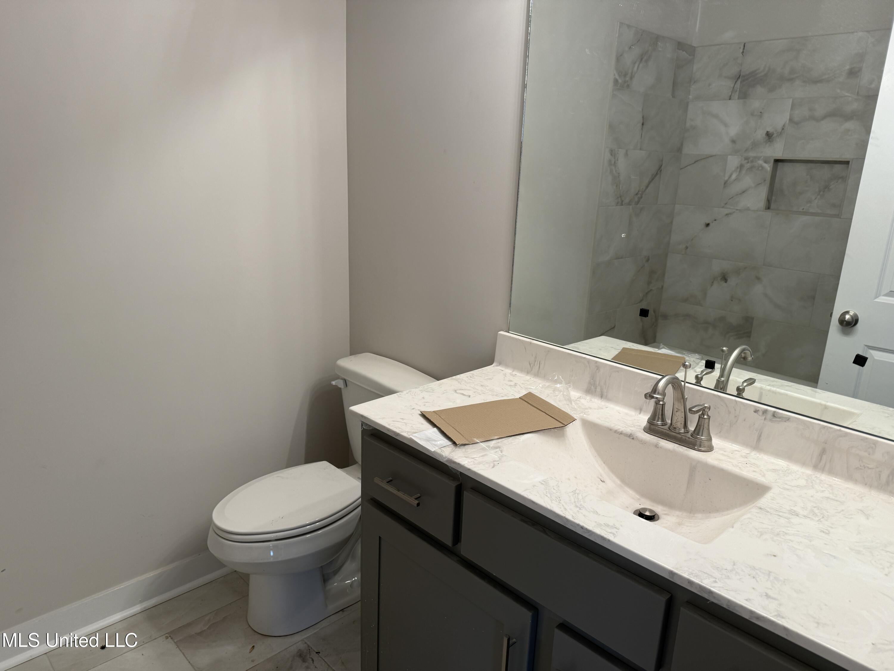 6587 Boxley Pointe, Unit POINTE Walls, MS 38680 - Photo 12 of 13 Bathroom - upstairs