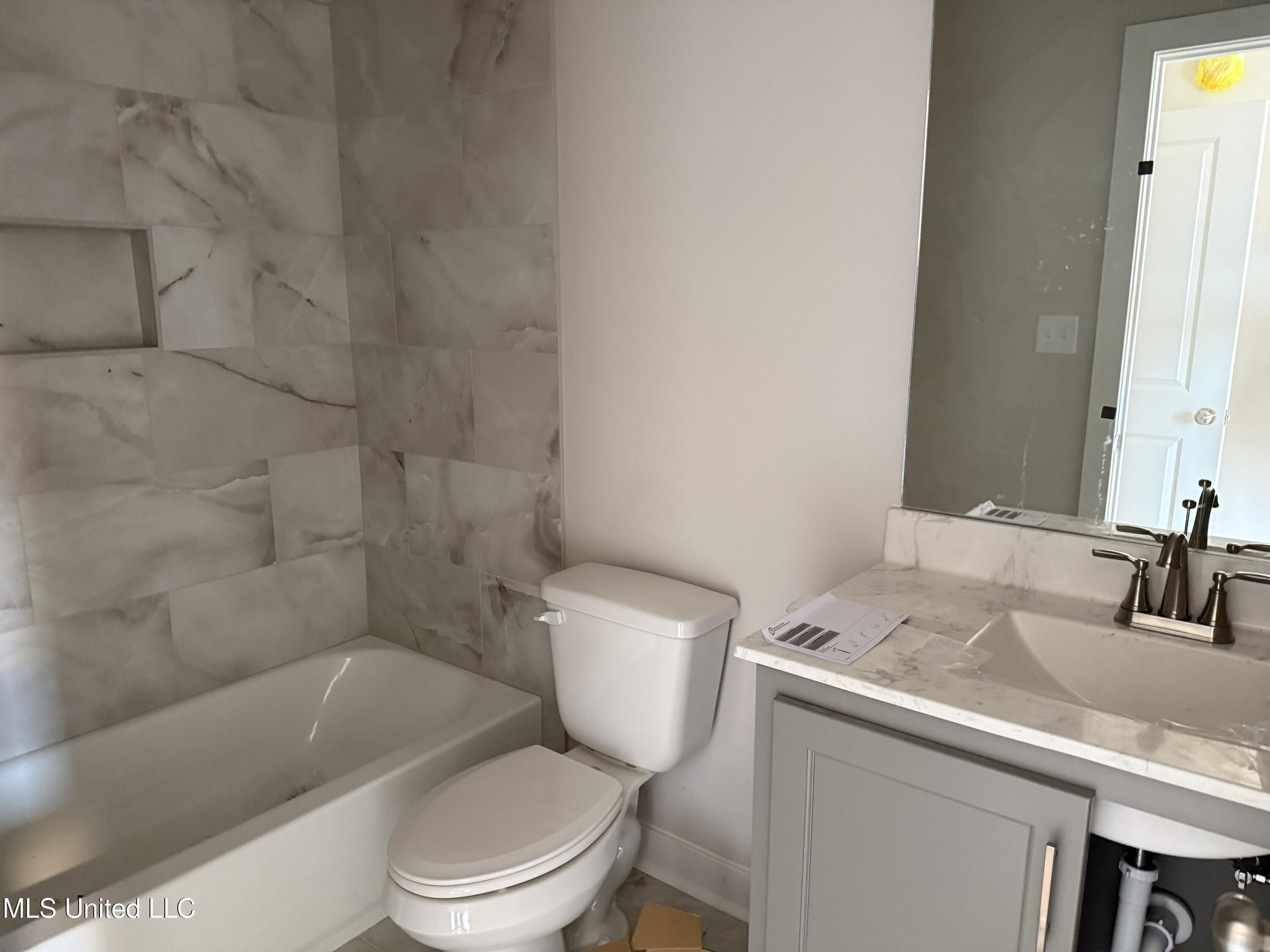 6587 Boxley Pointe, Unit POINTE Walls, MS 38680 - Photo 10 of 13 Bathroom