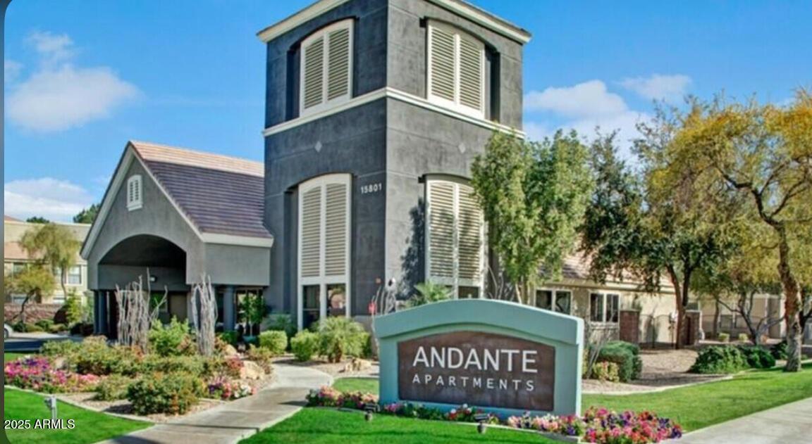 a view of front a house with a yard