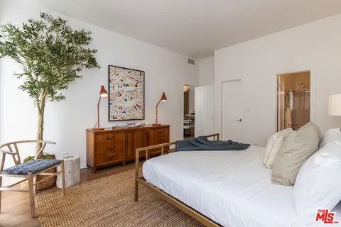 $1,149,000 | 511 San Vicente Boulevard, Unit 106, Santa Monica, CA 90402