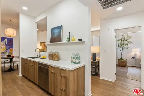$1,149,000 | 511 San Vicente Boulevard, Unit 106, Santa Monica, CA 90402