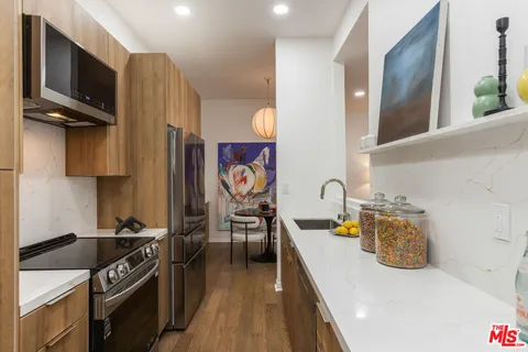 $1,149,000 | 511 San Vicente Boulevard, Unit 106, Santa Monica, CA 90402