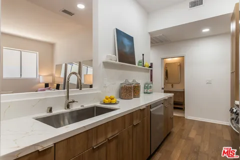 $1,149,000 | 511 San Vicente Boulevard, Unit 106, Santa Monica, CA 90402