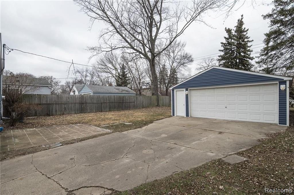 2056 Cambridge Road Berkley, MI 48072 - Photo 27 of 32