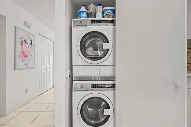 a view of livingroom with washer and dryer