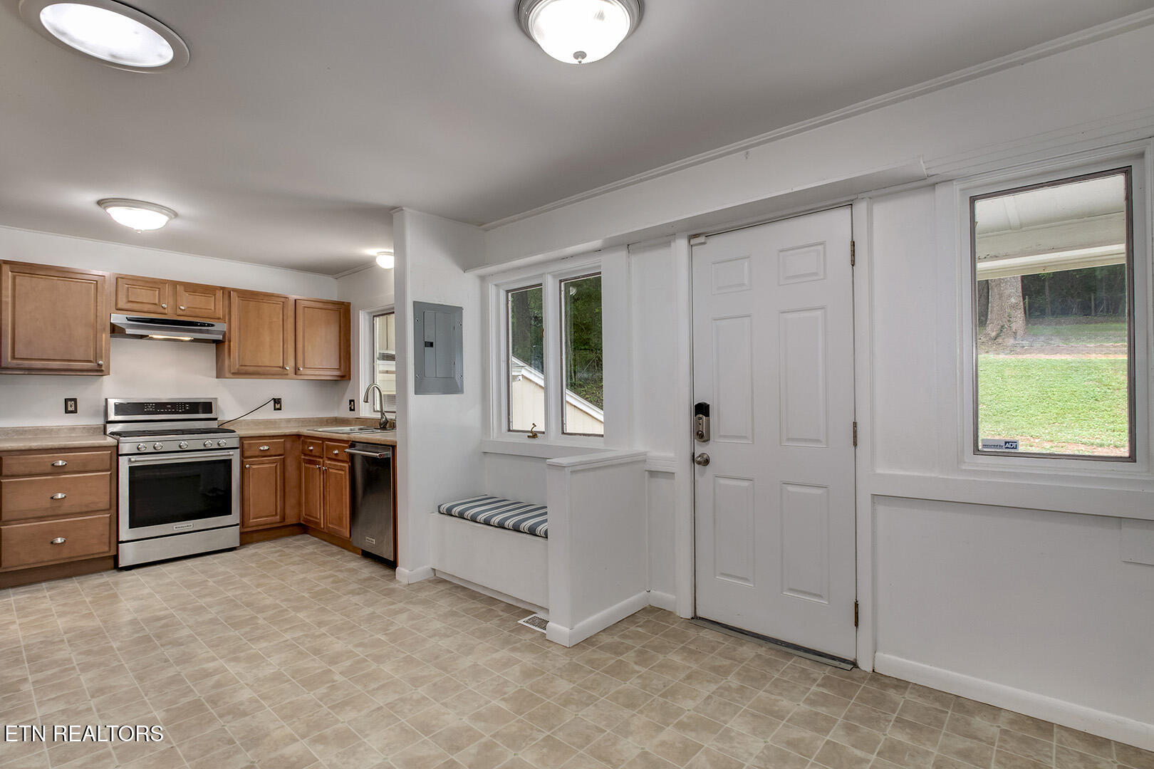 102 Oxford Road Oak Ridge, TN 37830 - Photo 21 of 59 21_OxfordRoad_102_Breakfast01