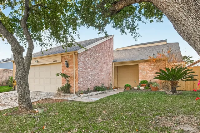 a view of a back yard of the house