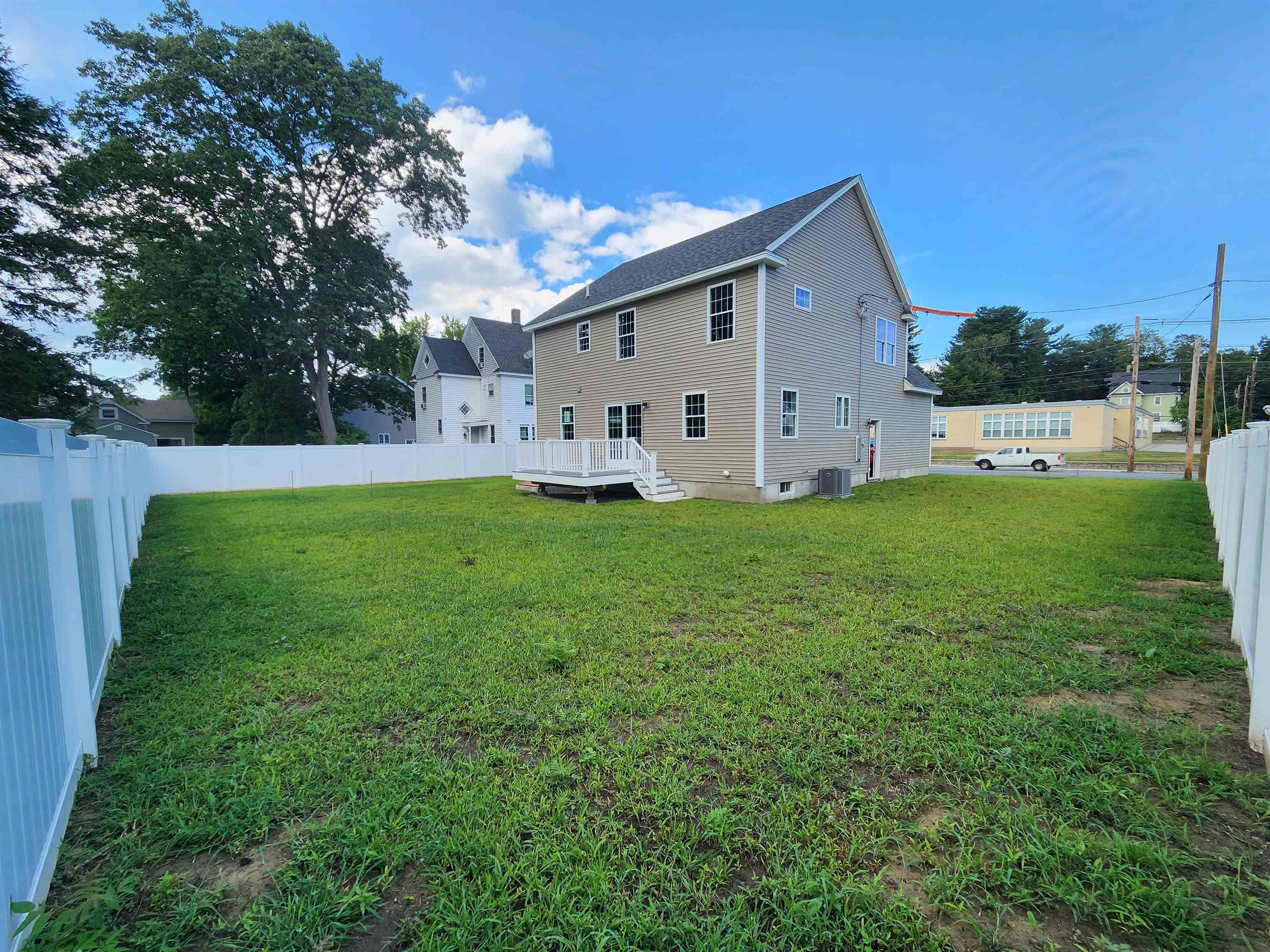 21 Library Street Hudson, NH 03051 - Photo 3 of 20