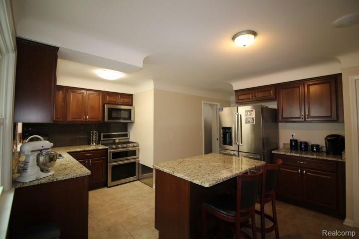 1676 Prestwick Road Grosse Pointe, MI 48236 - Photo 16 of 19 IMG_7721.JPG