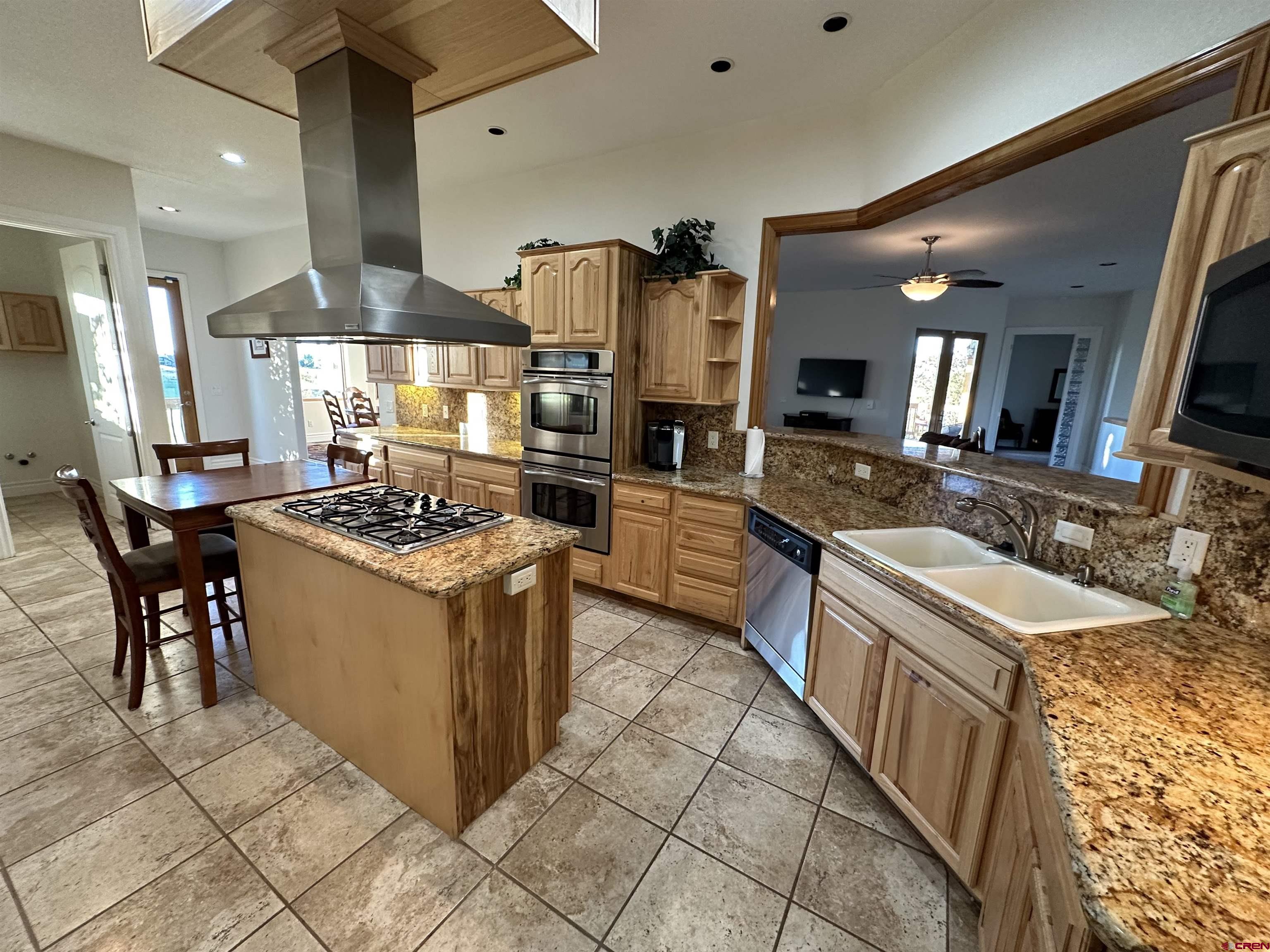 This 45-FT Park Tiny House Lays It All Out on the Ground Floor, Has an  Awesome Kitchen - autoevolution, image size:3072x2304