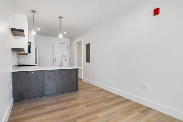 $2,400 | 238 Deer Street, Unit 205, Portsmouth, NH 03801