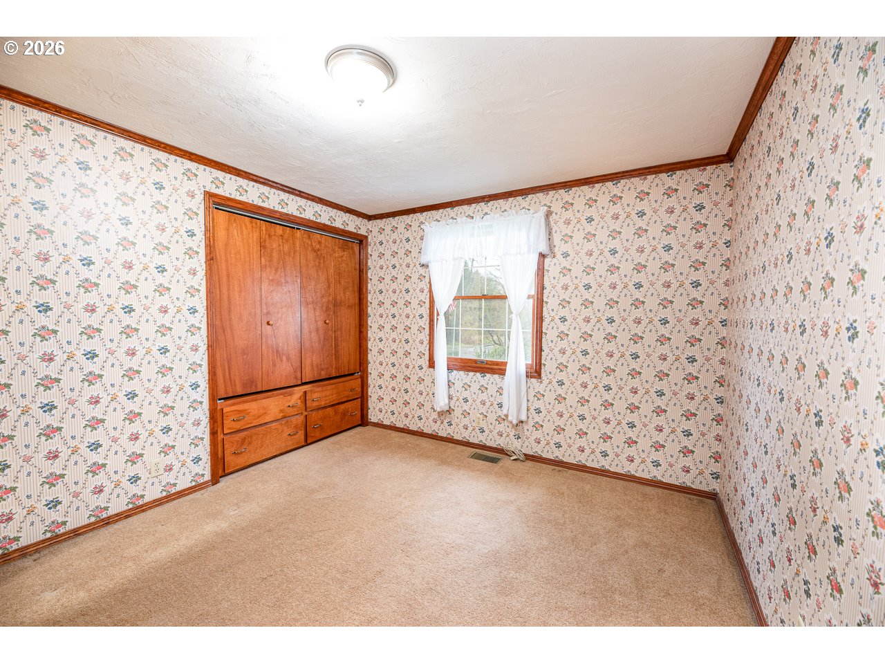89805 Sprague Road Eugene, OR 97408 - Photo 28 of 48 a view of an empty room with a window