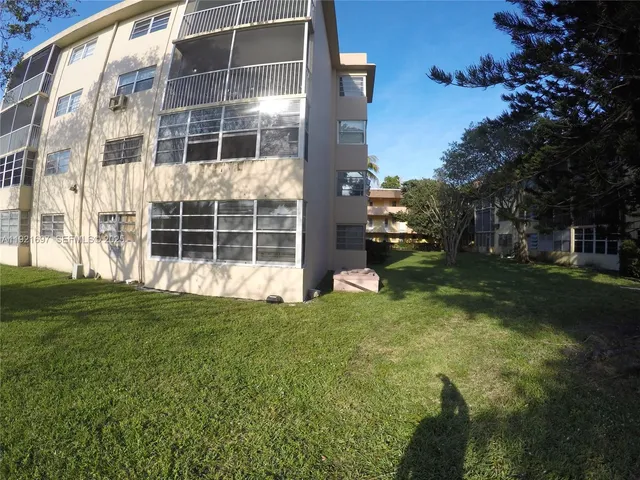 a view of entryway with window