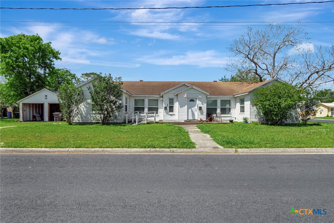 1005 Mac Arthur Street Victoria, TX 77901 - Photo 1 of 38