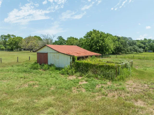 $140,000 | 215 Old Highway 90 Loop, Schulenburg, TX 78956