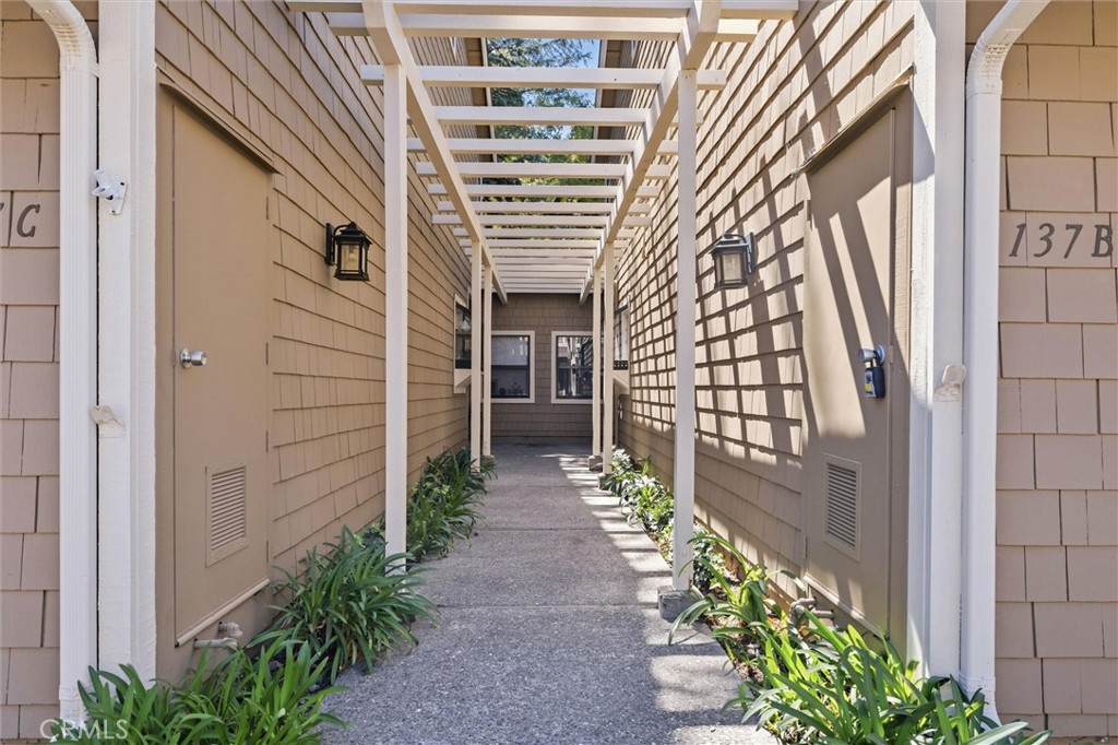 137 Redding Road, Unit B Campbell, CA 95008 - Photo 3 of 36