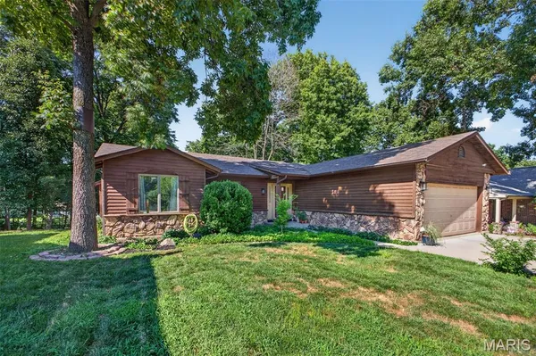$365,000 | 854 Meadowview Lane, Columbia, IL 62236