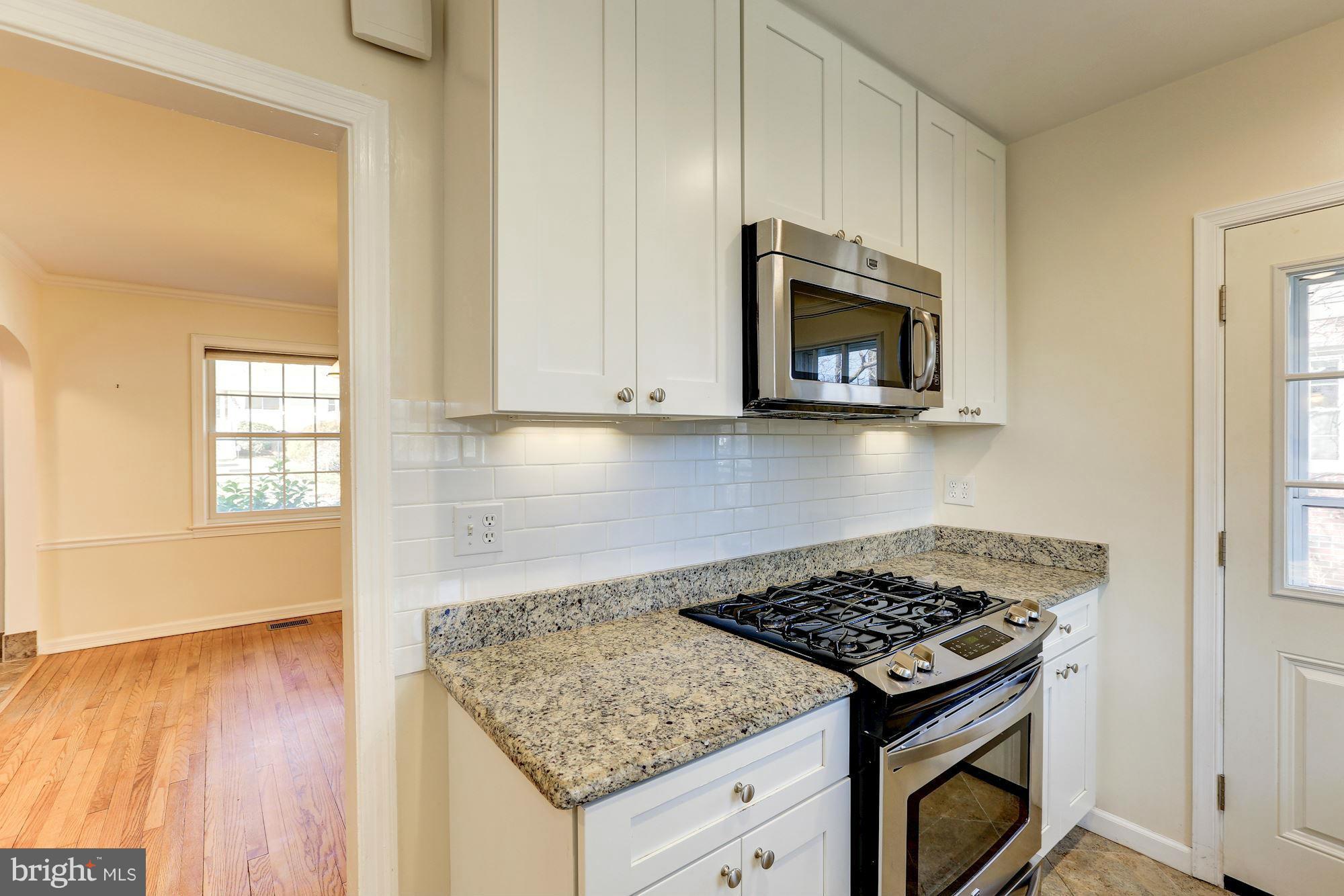 10205 Sutherland Road Silver Spring, MD 20901 - Photo 14 of 30 Gas cooking