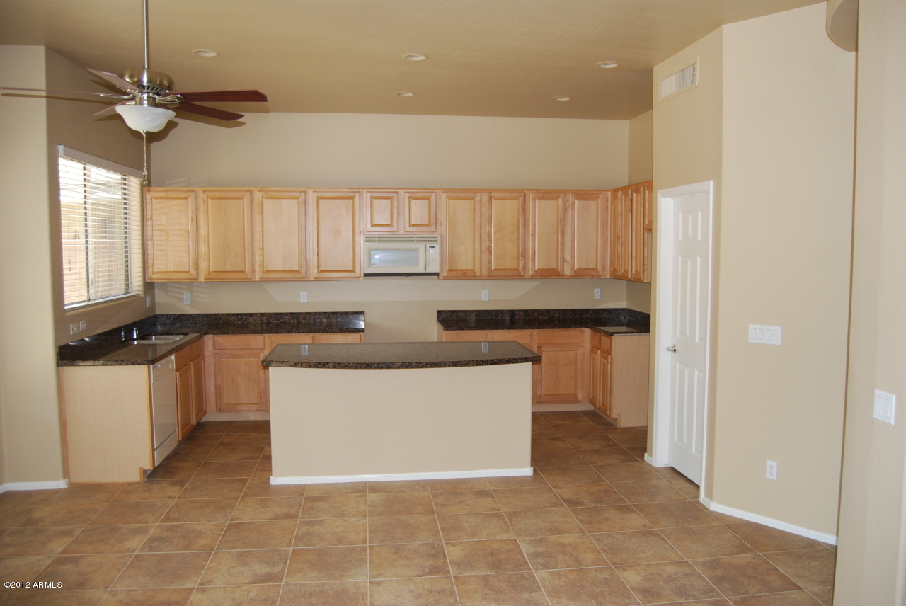 6254 South View Lane Gilbert, AZ 85298 - Photo 3 of 7 Gorgeous kitchen