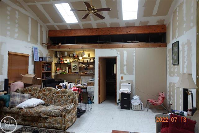 2757 South Huron Road Kawkawlin, MI 48631 - Photo 2 of 6 huron inside1 (002)