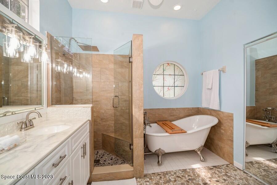 4395 Canard Road Melbourne, FL 32934 - Photo 18 of 36 a spacious bathroom with a tub sink and mirror