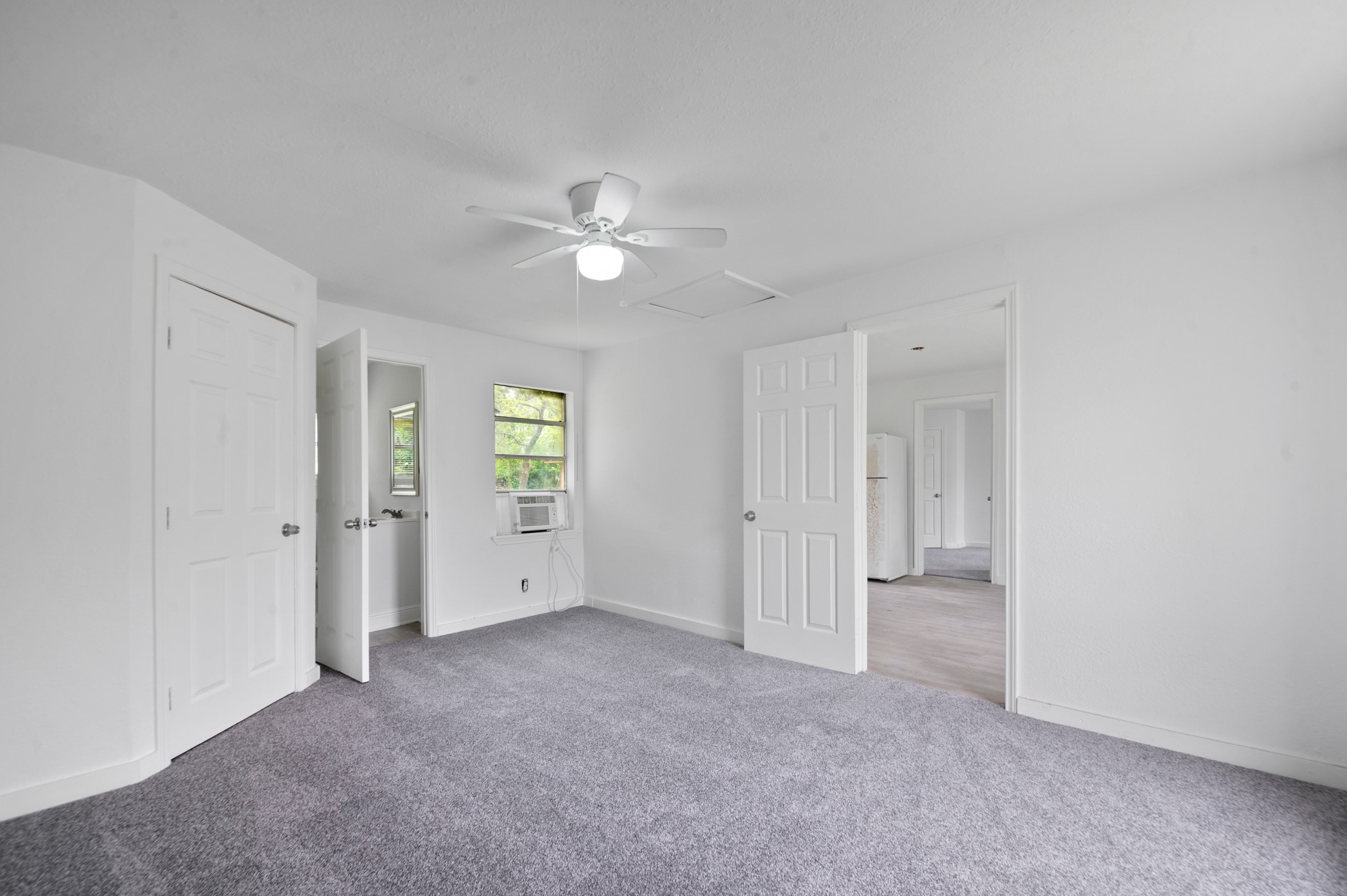 806 East Emily Avenue, Unit 1 Wharton, TX 77488 - Photo 8 of 32 an empty room with a ceiling fan and a window