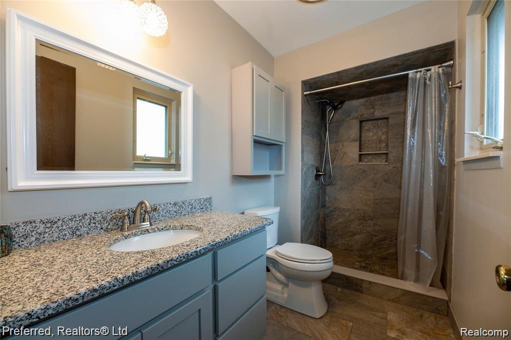 6782 Longwood Road Canton, MI 48187 - Photo 33 of 61 Bathroom