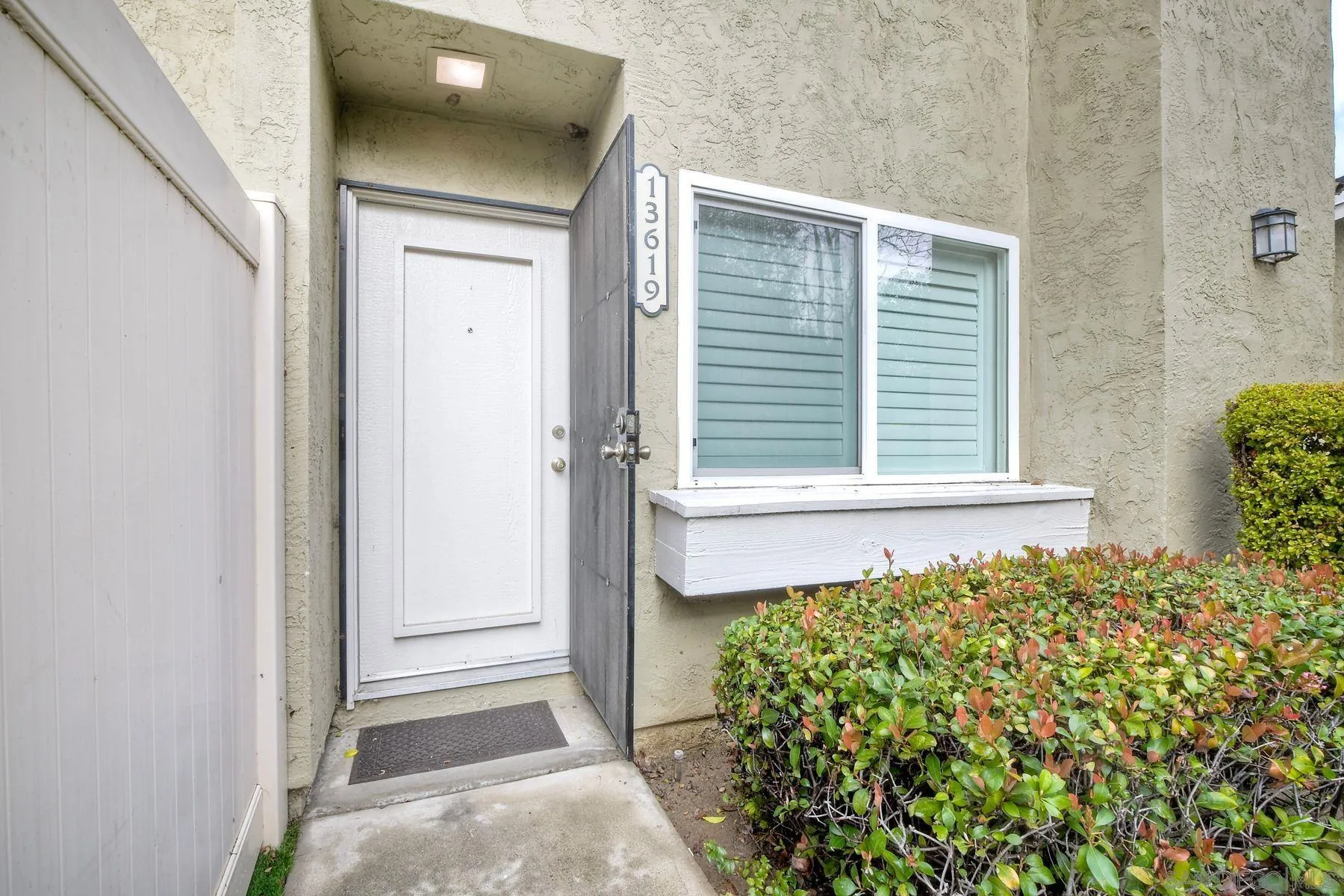 13619 Sycamore Tree Lane Poway, CA 92064 - Photo 5 of 39 Entry