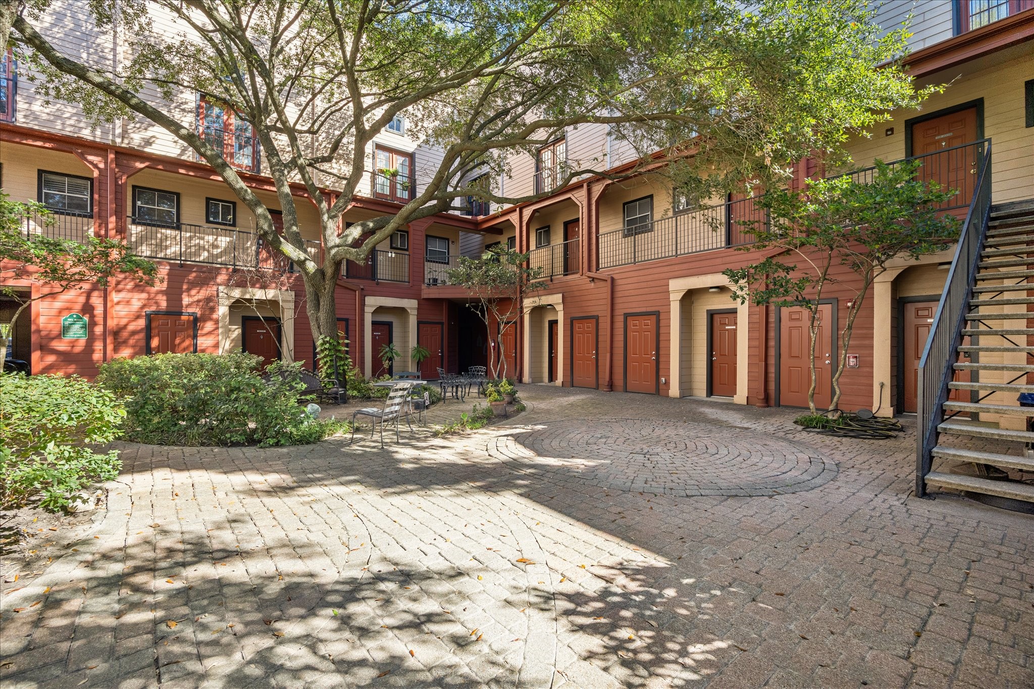 1620 Elgin Street, Unit 9 Houston, TX 77004 - Photo 20 of 28 a front view of a building with a street