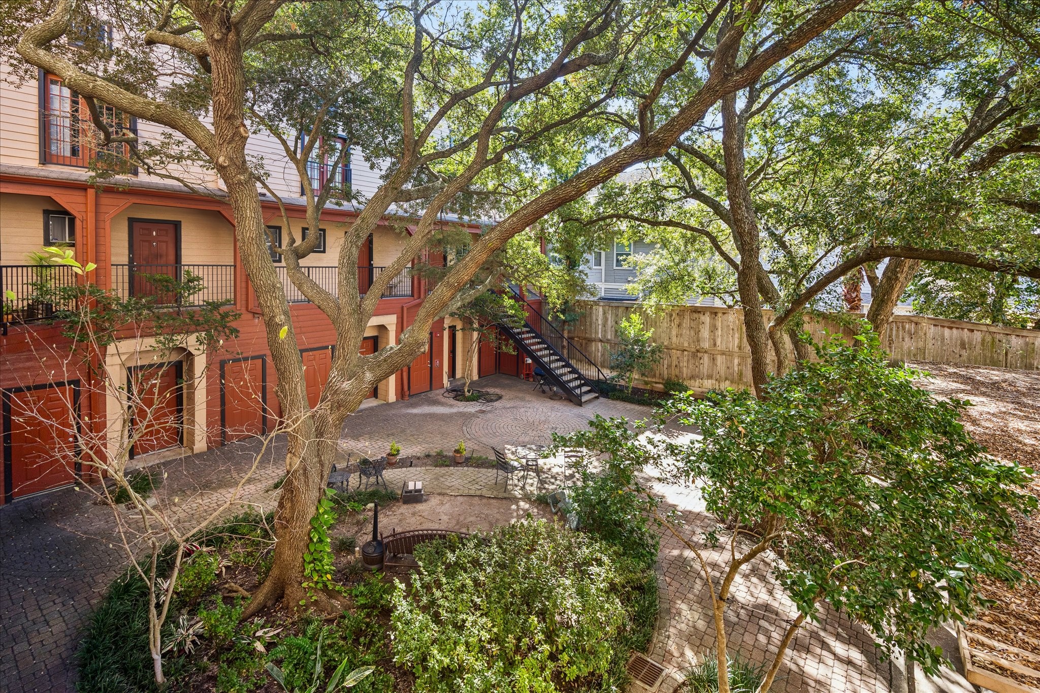 1620 Elgin Street, Unit 9 Houston, TX 77004 - Photo 21 of 28 a backyard of a house with lots of green space