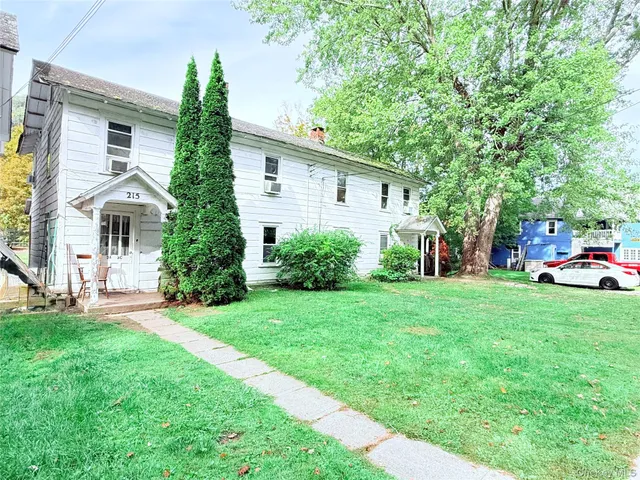 a view of a yard in front of house